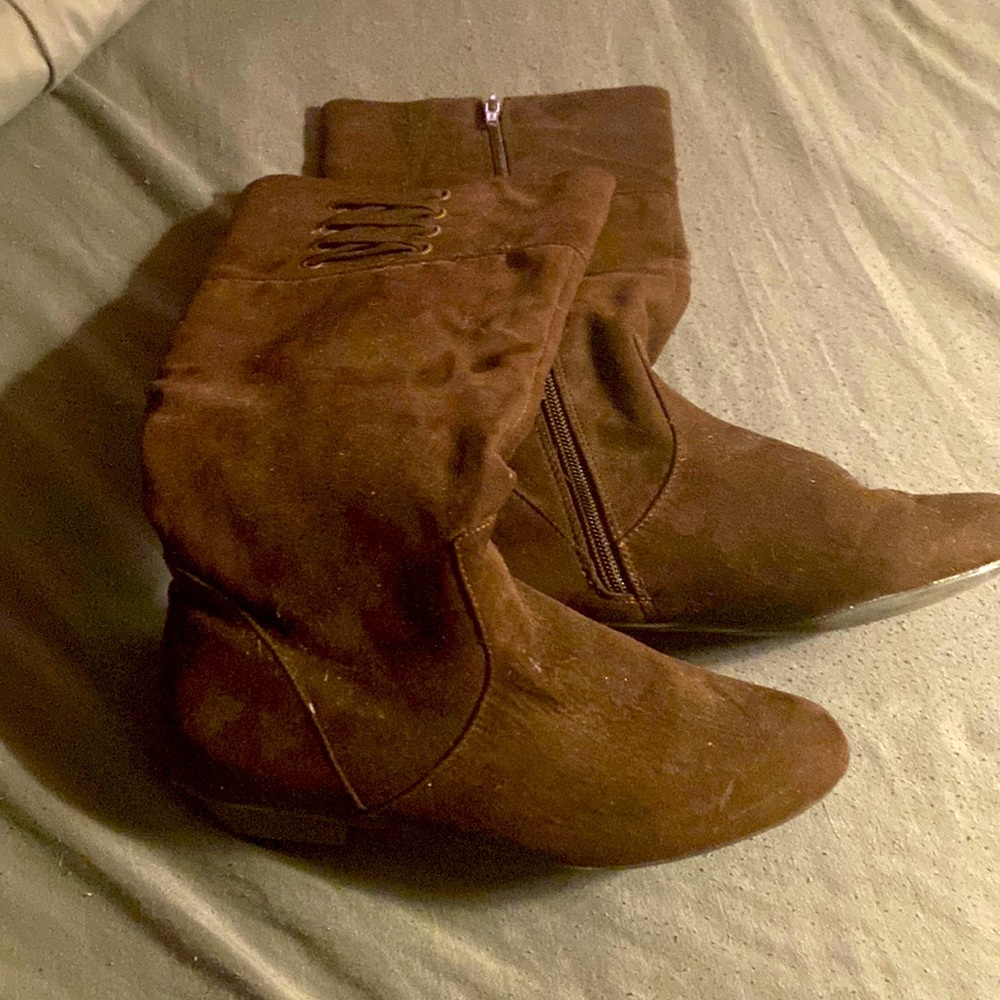 Women’s boots. Soft brown suede feel. Reposting as they were too small/narrow.
